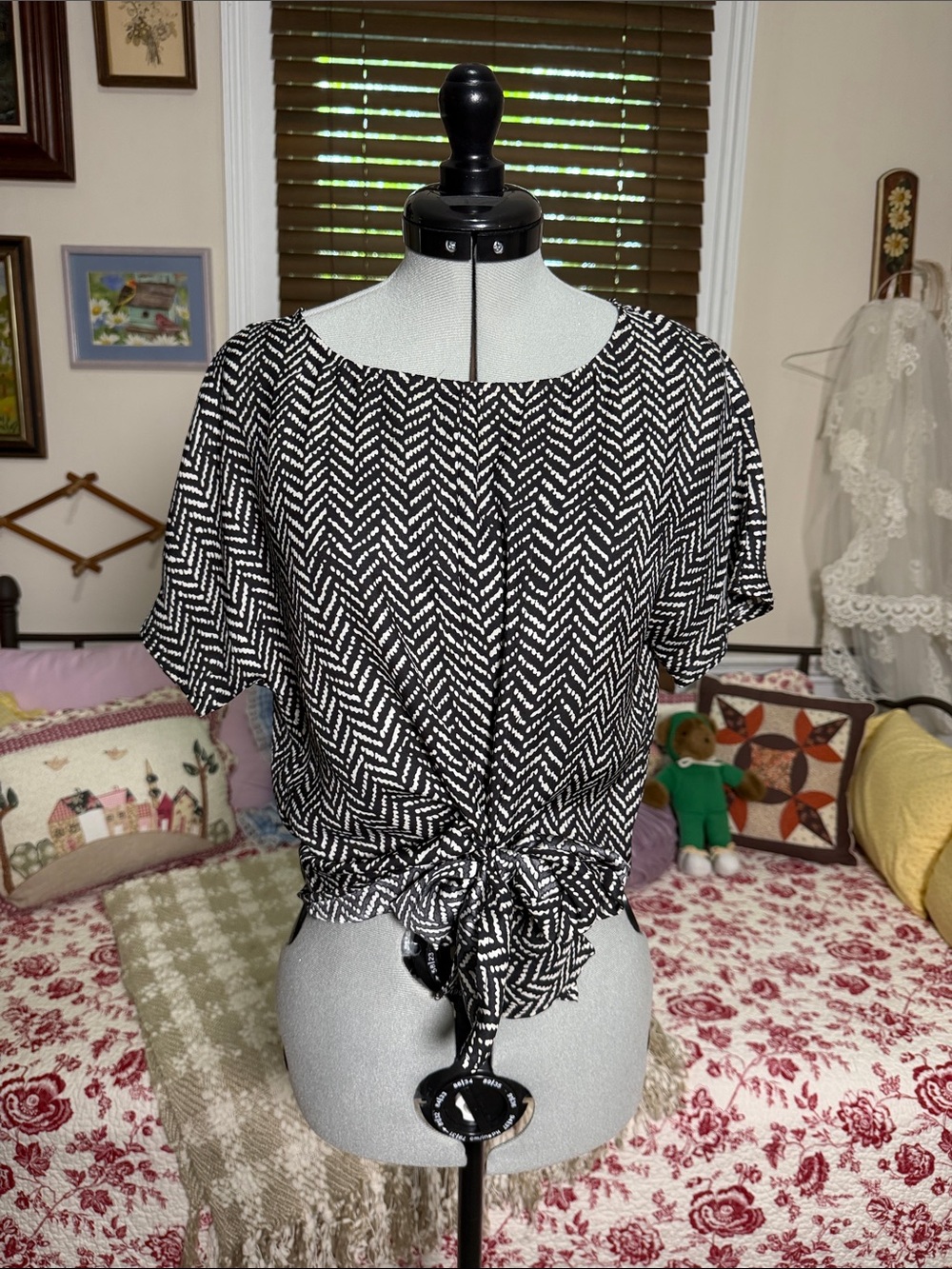 Black & White Chevron Tie-Front Women's Top